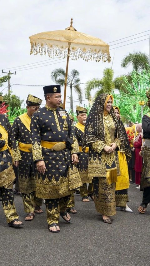 Penampilan Panglima TNI beserta istri ini sontak menjadi sorotan di samping gelar yang diberikan untuk sang Jenderal. Berbagai komentar pun membanjiri unggahan tersebut. <br>