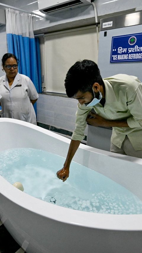 Gelombang panas yang menghantam India membuat banyak orang mengeluhkan gangguan kesehatan terkait panas atau heat stroke. Foto: Arun Sankar/AFP