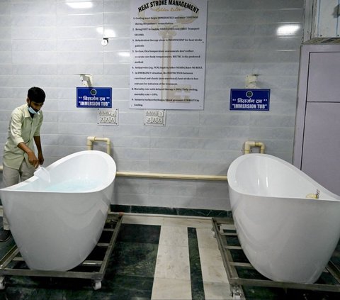FOTO: Dihantam Gelombang Panas Mematikan, RS di India Sediakan Bathub Khusus untuk Penderita Heat Stroke
