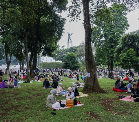Sejumlah pengunjung piknik selama acara Semasa Piknik di Lapangan Banteng, Jakarta, Sabtu (1/6/2024). Acara Semasa Piknik kembali diselenggarakan dalam rangka menyambut perayaan HUT ke-497 DKI Jakarta. Merdeka.com/Nanda F. Ibrahim<br>