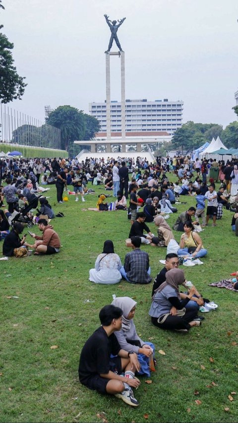 Semasa Piknik mengajak para pengunjung untuk piknik bersama di bawah rindangnya pepohonan Lapangan Banteng. Merdeka.com/Nanda F. Ibrahim<br>