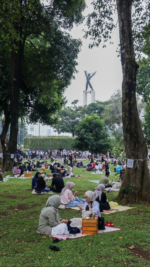 FOTO: Antusiasme Ribuan Orang Ikuti Semasa Piknik di Bawah Rindangnya Pepohonan Lapangan Banteng