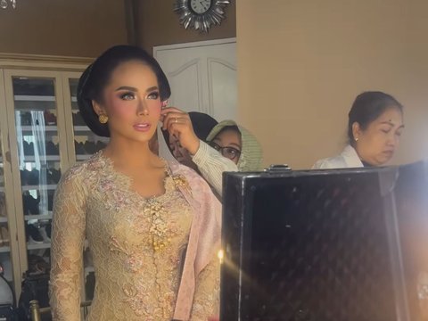 10 Potret Cantik Kris Dayanti Tampil dalam Balutan Busana Kebaya, Terlihat Awet Muda Hingga Disebut 'Kakak Aurel'