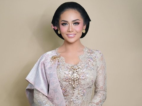 10 Potret Cantik Kris Dayanti Tampil dalam Balutan Busana Kebaya, Terlihat Awet Muda Hingga Disebut 'Kakak Aurel'