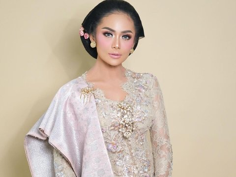 10 Potret Cantik Kris Dayanti Tampil dalam Balutan Busana Kebaya, Terlihat Awet Muda Hingga Disebut 'Kakak Aurel'