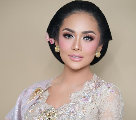 10 Potret Cantik Kris Dayanti Tampil dalam Balutan Busana Kebaya, Terlihat Awet Muda Hingga Disebut 'Kakak Aurel'