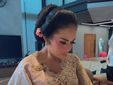 10 Potret Cantik Kris Dayanti Tampil dalam Balutan Busana Kebaya, Terlihat Awet Muda Hingga Disebut 'Kakak Aurel'