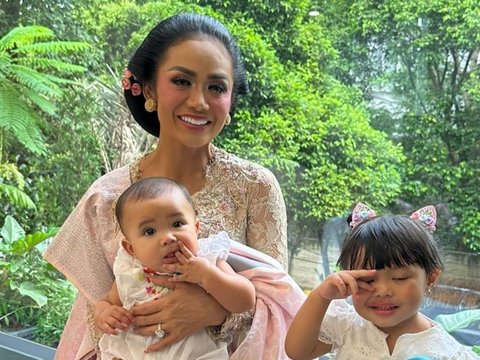 10 Potret Cantik Kris Dayanti Tampil dalam Balutan Busana Kebaya, Terlihat Awet Muda Hingga Disebut 'Kakak Aurel'