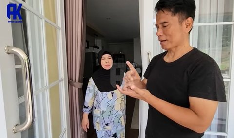 Ayah Lesti pun berpamitan kepada sang istri. Tak lupa, ayah Lesti pun berpesan untuk membawakan makanan ke sawah.<br>