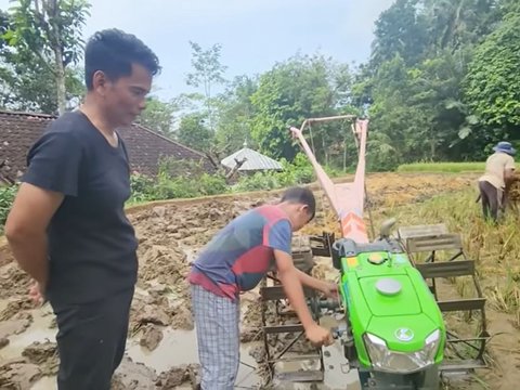 Anak Sukses jadi Penyanyi & Kaya Raya, Sang Ayah Tak Gengsi Nyangkul di Sawah