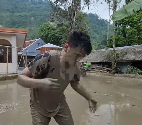 Anak Sukses jadi Penyanyi & Kaya Raya, Sang Ayah Tak Gengsi Nyangkul di Sawah