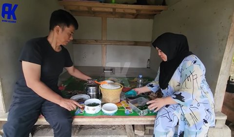 Tak lama kemudian sang istri datang membawa makanan.  Ada banyak makanan yang dibawa ke dalam rantang seperti, jengkol, asin hingga ikan mujair.<br>