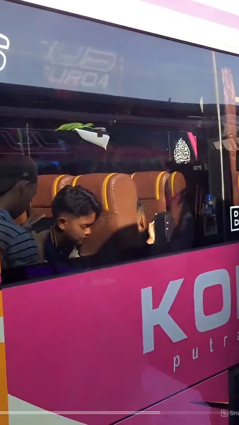 Meskipun Naik Bus yang Berbeda, Seorang Pria Tetap Meminta Nomor HP Ceweknya Karena Namanya Juga Usaha