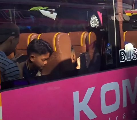 Meskipun Naik Bus yang Berbeda, Seorang Pria Tetap Meminta Nomor HP Cewek, Namanya Juga Usaha.