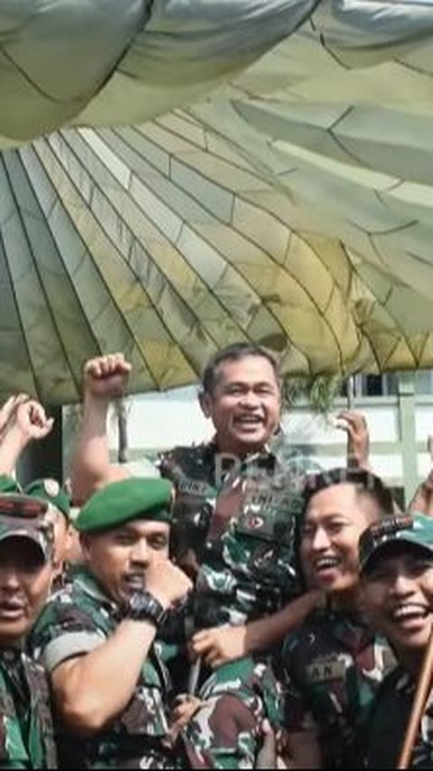 Kasad Maruli Bernyanyi Sampai Loncat-loncat di Makorem 043 Garuda Hitam saat Bawakan Lagu 'Kamu Nggak Sendirian'<br>