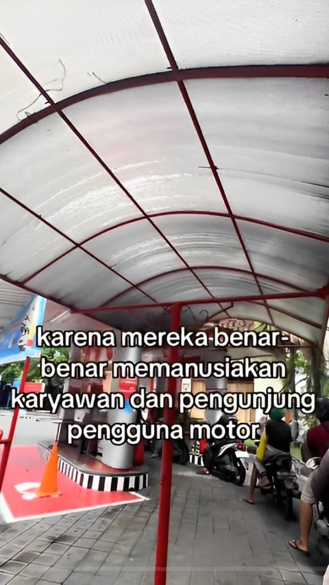 Pengendara motor tidak akan merasa panas saat sedang antre untuk mengisi bensin