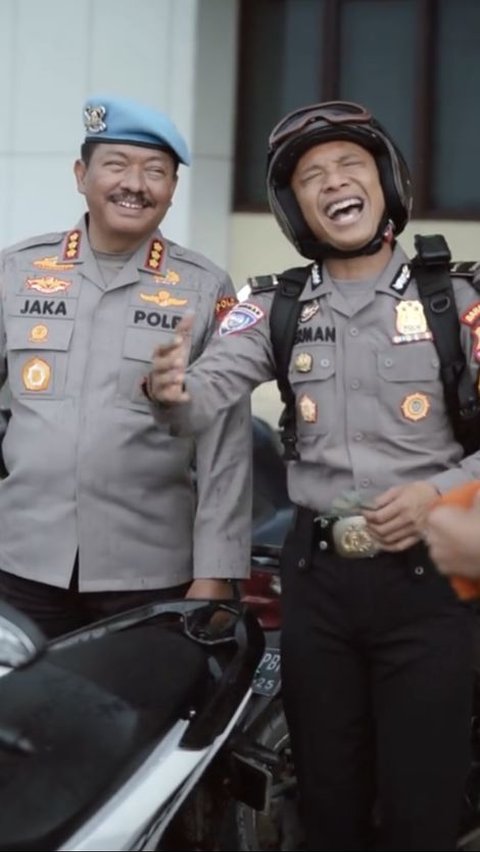 Tukang Parkir Tak Berani Minta uang ke Kombes Usai Bantu Bersihkan Jok Motor, saat Dikasih Malah Ngelunjak<br>