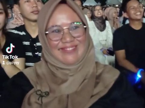 Viral Momen Wanita Dapat Ucapan Ulang Tahun dari Tulus saat Konser, Effort Suami Tuai Pujian
