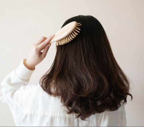 Combing Hair Can Reveal Someone's Personality, Here's the Explanation ...