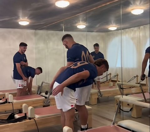 Funny Response from Football Players Training Pilates, Their Legs Tremble