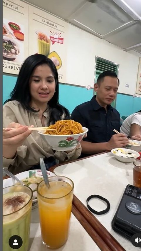 AHY hanya bisa tersenyum kala sang istri mengenang membocorkan masa-masa pacarannya dulu.