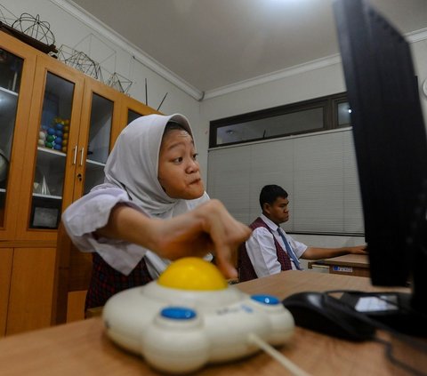 Di tengah perkembangan teknologi yang semakin pesat, siswa YPAC setingkat SMP/SMA di Jakarta dibekali pendidikan era digital. Foto: merdeka.com / Arie Basuki<br>