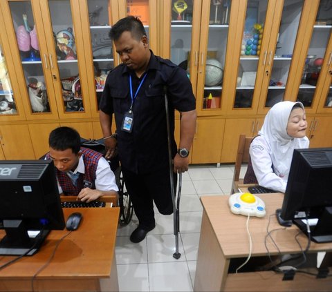 Dengan menguasai berbagai aplikasi komputer, siswa-siswa diharapkan dapat lebih siap menghadapi dunia kerja yang semakin terintegrasi dengan teknologi. Foto: merdeka.com / Arie Basuki<br>