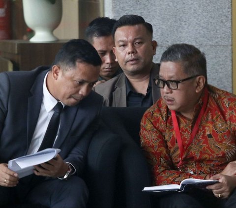 FOTO: Senyum Hasto Kristiyanto Tiba di KPK Sebelum Diperiksa untuk Kasus Harun Masiku