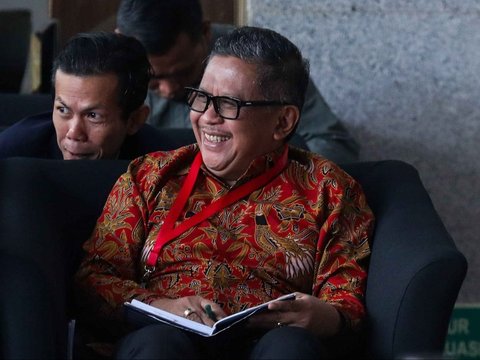 FOTO: Senyum Hasto Kristiyanto Tiba di KPK Sebelum Diperiksa untuk Kasus Harun Masiku