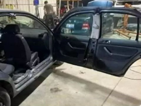 Memang benar mobil ini memiliki dua pintu