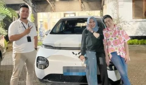 Rieta Amilia memberikan mobil Wuling Binguo EV secara cuma-cuma kepada Desiree Tarigan setelah ia berhasil mendapatkan SIM