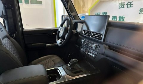 Setelah memasuki kabin, terasa kembali nuansa ala Jeep Wrangler (JK). Namun, perlu diperhatikan bahwa telah dilengkapi bahan premium pada jok, door trim, stir, dan dashboard