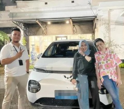 Rieta Amilia memberikan mobil Wuling Binguo EV secara cuma-cuma kepada Desiree Tarigan setelah ia berhasil mendapatkan SIM.