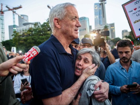 FOTO: Momen Benny Gantz, Menteri Perang Israel Tertunduk Usai Umumkan Mundur dari Kabinet Pemerintahan Benjamin Netanyahu