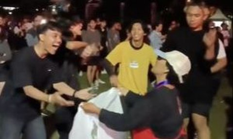 Asyik Banget, Mas-mas Ini Bantu Seorang Ibu Bersihkan Sampah Saat Konser Sambil Joget Bareng jadi Sorotan