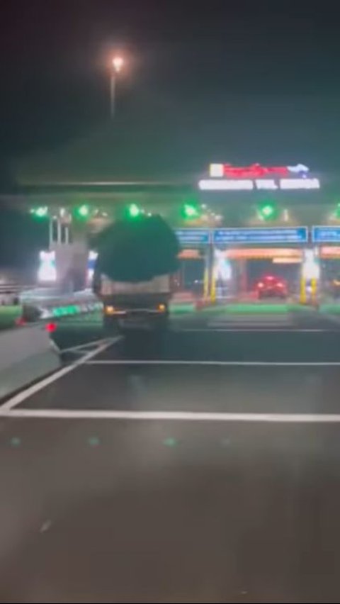 The Moment a Foreigner in Bali Drives a Stolen Truck, Breaks Through the Airport, and Hits Motorcyclists
