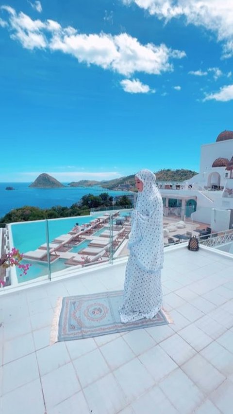 8 Pictures of Marini Zumarnis Praying Amidst the Beautiful Scenery of Labuan Bajo