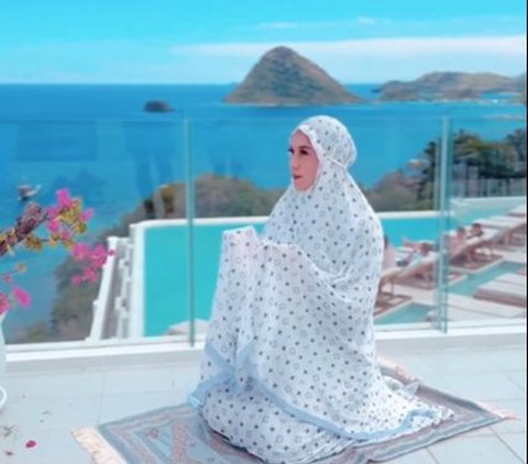 8 Pictures of Marini Zumarnis Praying Amidst the Beautiful Scenery of Labuan Bajo