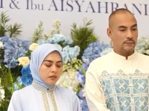 10 Portraits of Touching Tears at Aisyahrani's Study Session Before Departing for Hajj with Her Husband