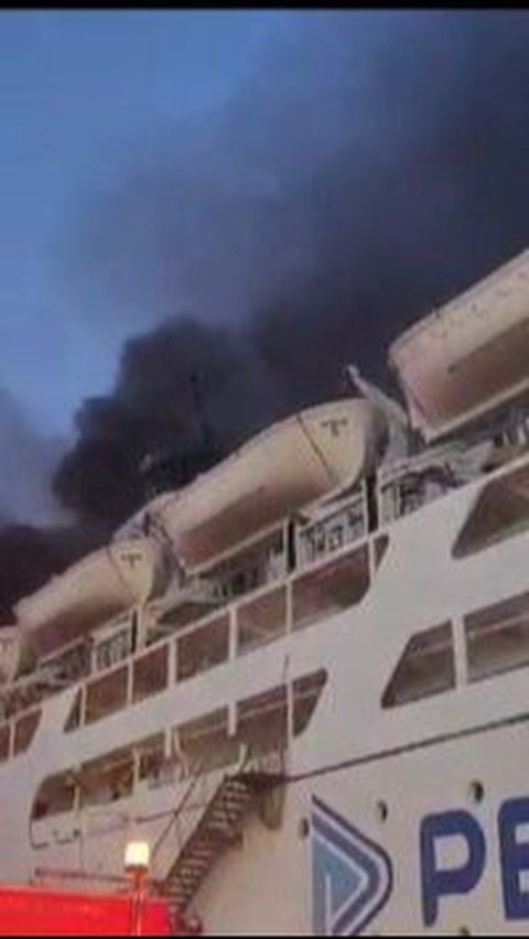 Fakta Terbakarnya Kapal KM Umsini di Pelabuhan Makassar, Seluruh Penumpang Berhasil Selamat<br>
