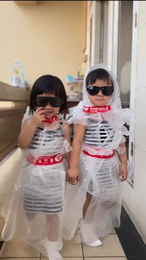 Ayah Kreatif Banget, Bikin Kostum Fashion Show Putri Kembarnya Pakai Bubble Wrap<br>