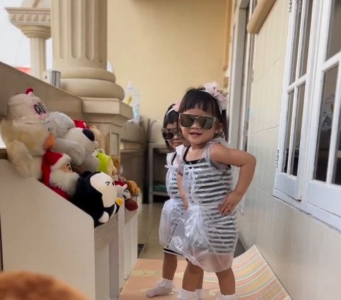 Dad is so Creative, Makes Fashion Show Costumes for His Twin Daughters Using Bubble Wrap