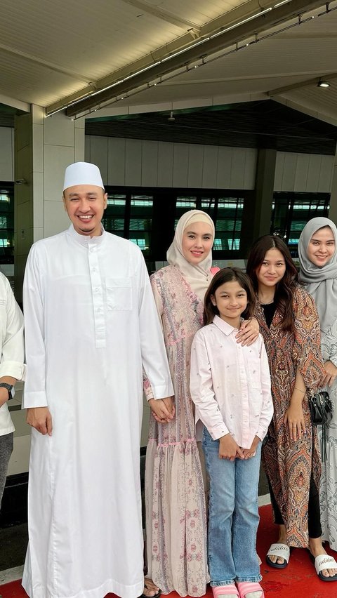 Potret Kartika Putri Berangkat Haji Bersama Habib Usman Bin Yahya: Alhamdulillah Allah Undang Kami Lagi<br>