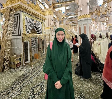 Potret Kartika Putri Berangkat Haji Bersama Habib Usman Bin Yahya: Alhamdulillah Allah Undang Kami Lagi