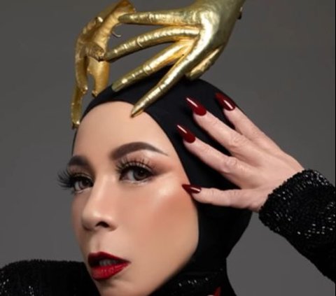5 Unique Headpiece Portraits of Melly Goeslaw, Some Shaped Like Shoes to Golden Hands
