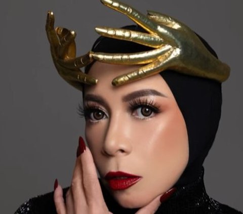 5 Unique Headpiece Portraits of Melly Goeslaw, Some Shaped Like Shoes to Golden Hands