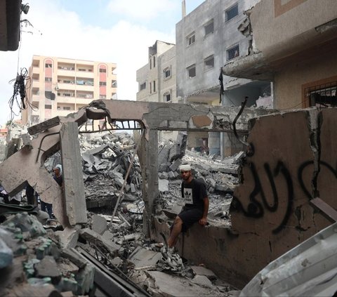 Dua hari berlalu usai serangan brutal Israel ke Kamp Pengungsi Nuseirat, menyisakan kehancuran fatal bangunan dua blok apartemen dan korban tewas yang mencapai ratusan orang dari warga sipil. Foto: AFP<br>