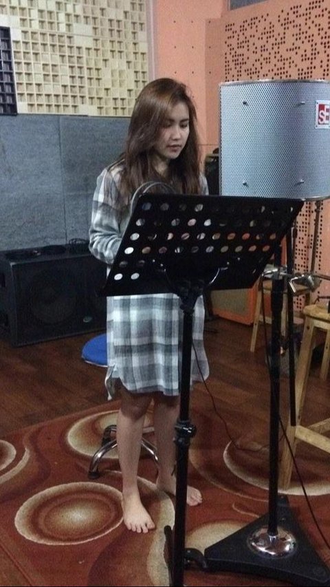 4. Tampilan Sederhana Ayu Ting Ting Saat Latihan Rekaman di Studio