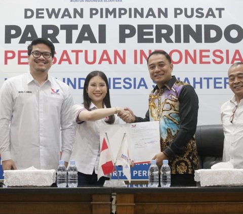 Ketua Harian Nasional DPP Partai Perindo, Angela Tanoesoedibjo menyerahkan surat dukungan ke bakal Calon Wali Kota (Cawalkot) Surabaya, Ery Cahyadi di Kantor DPP Perindo, Menteng, Jakarta Pusat pada Senin (10/6/2024) sore. Foto: Istimewa