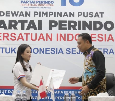 FOTO: Angela Tanoesoedibjo Serahkan Surat Dukungan Perindo ke Bakal Cawalkot Surabaya Ery Cahyadi